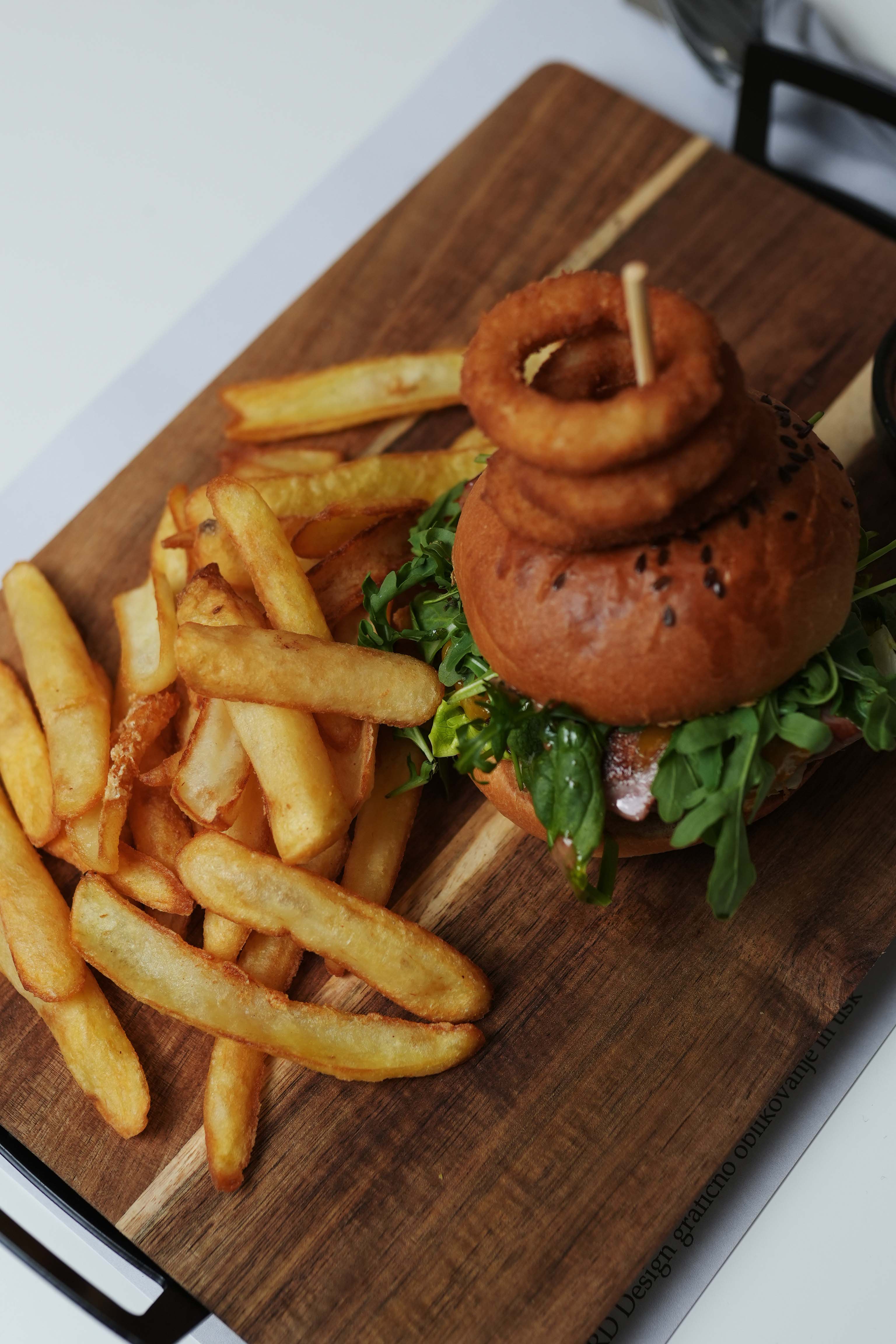 Burger in krompirček